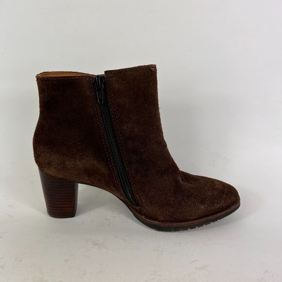L. L. Bean ankle heeled booties women's size 7 brown suede minimalist boots - Picture 3 of 11